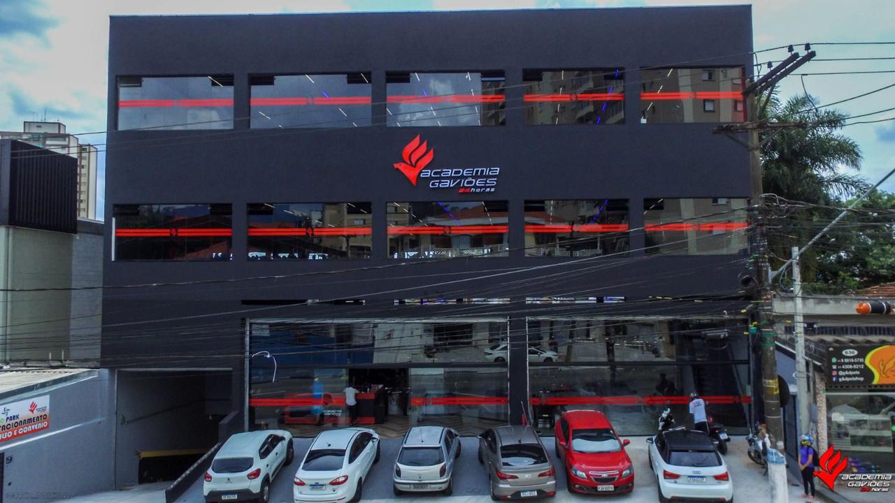 Fachada frontal envidraçada do prédio da Academia Gaviões 24h