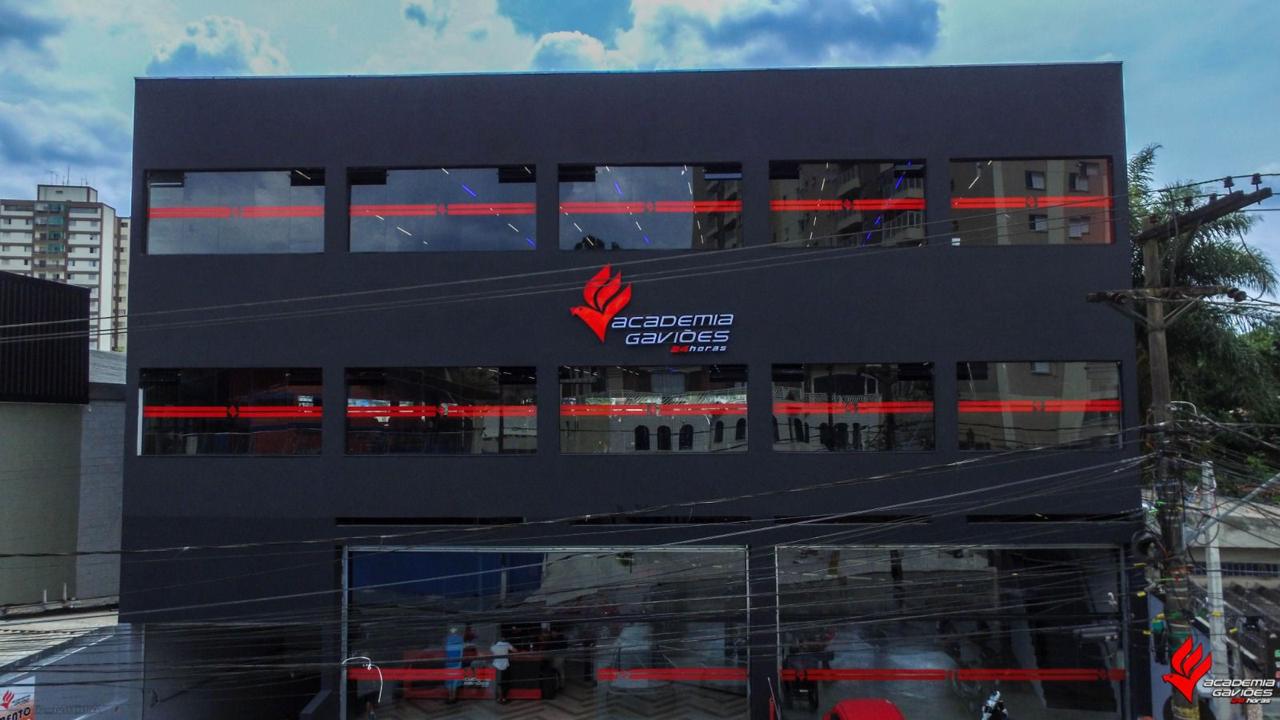 Fachada diurna do prédio da Academia Gaviões 24h construído pela RGK