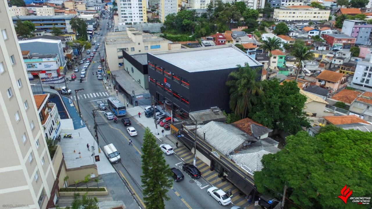 Vista aérea do prédio comercial da Academia Gaviões no entorno urbano