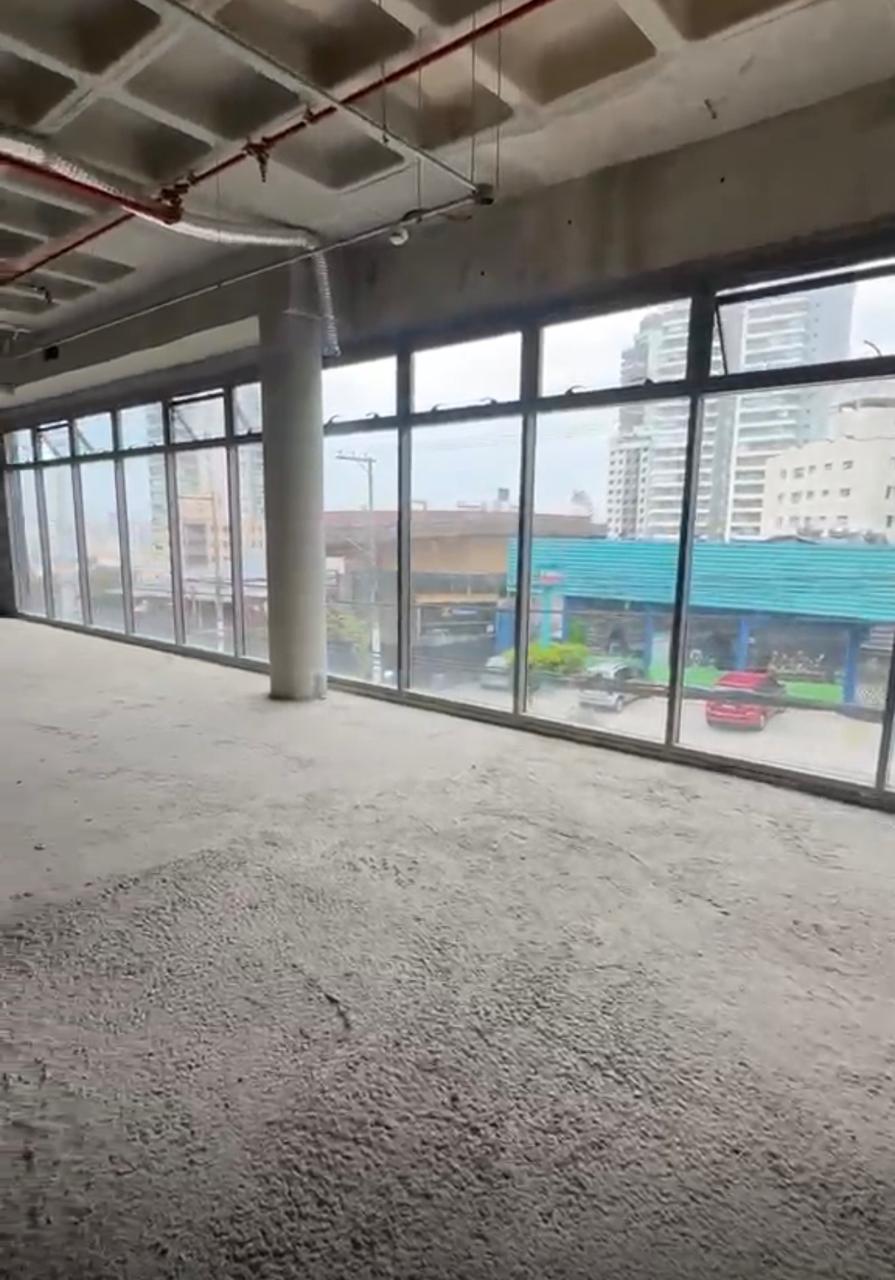 Pavimento comercial em obra com fachada de vidro