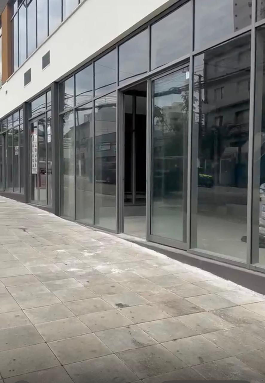 Lojas comerciais com fachada de vidro entregues pela RGK