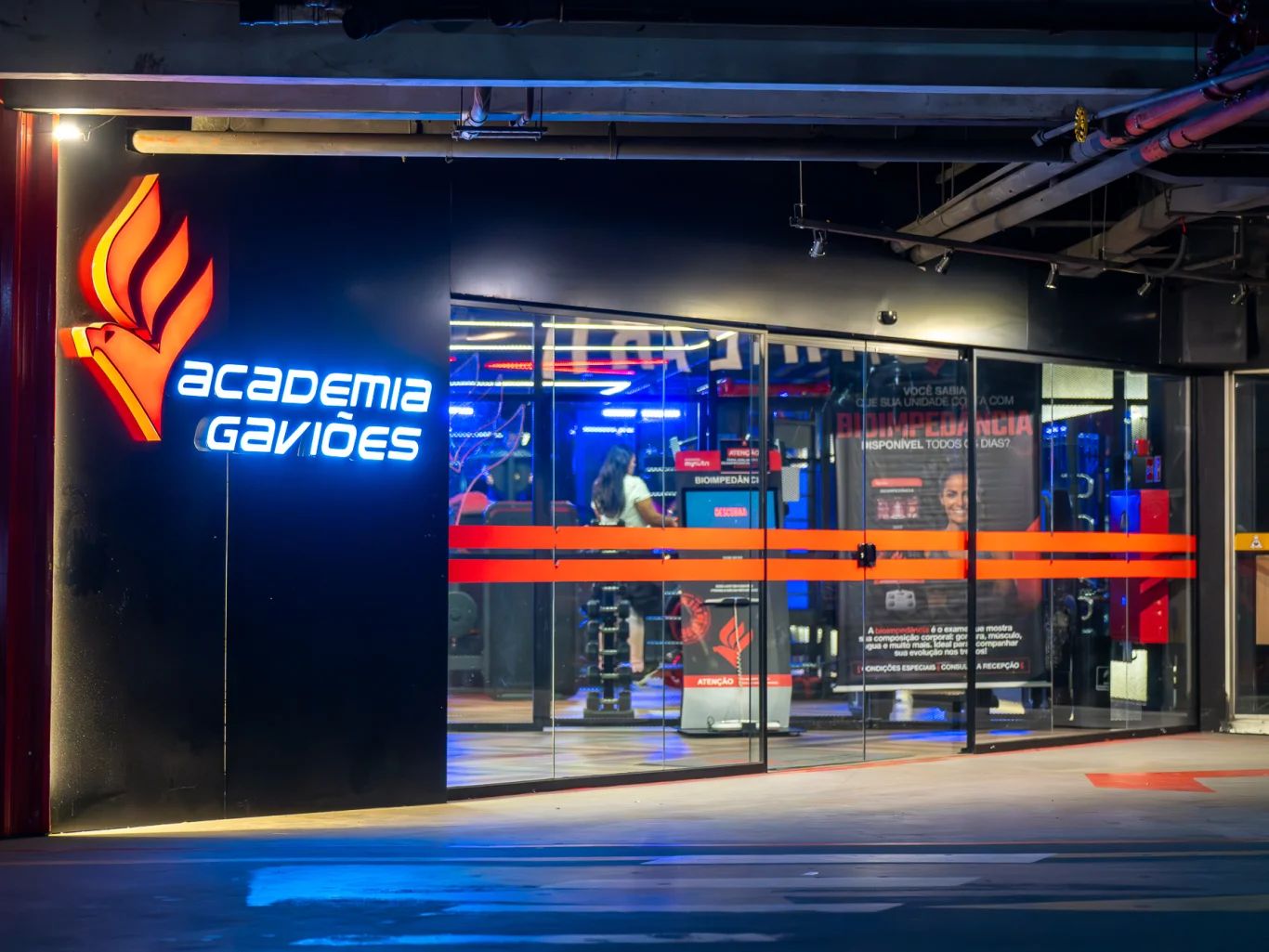 Fachada e entrada iluminada da Academia Gaviões 24h construída pela RGK