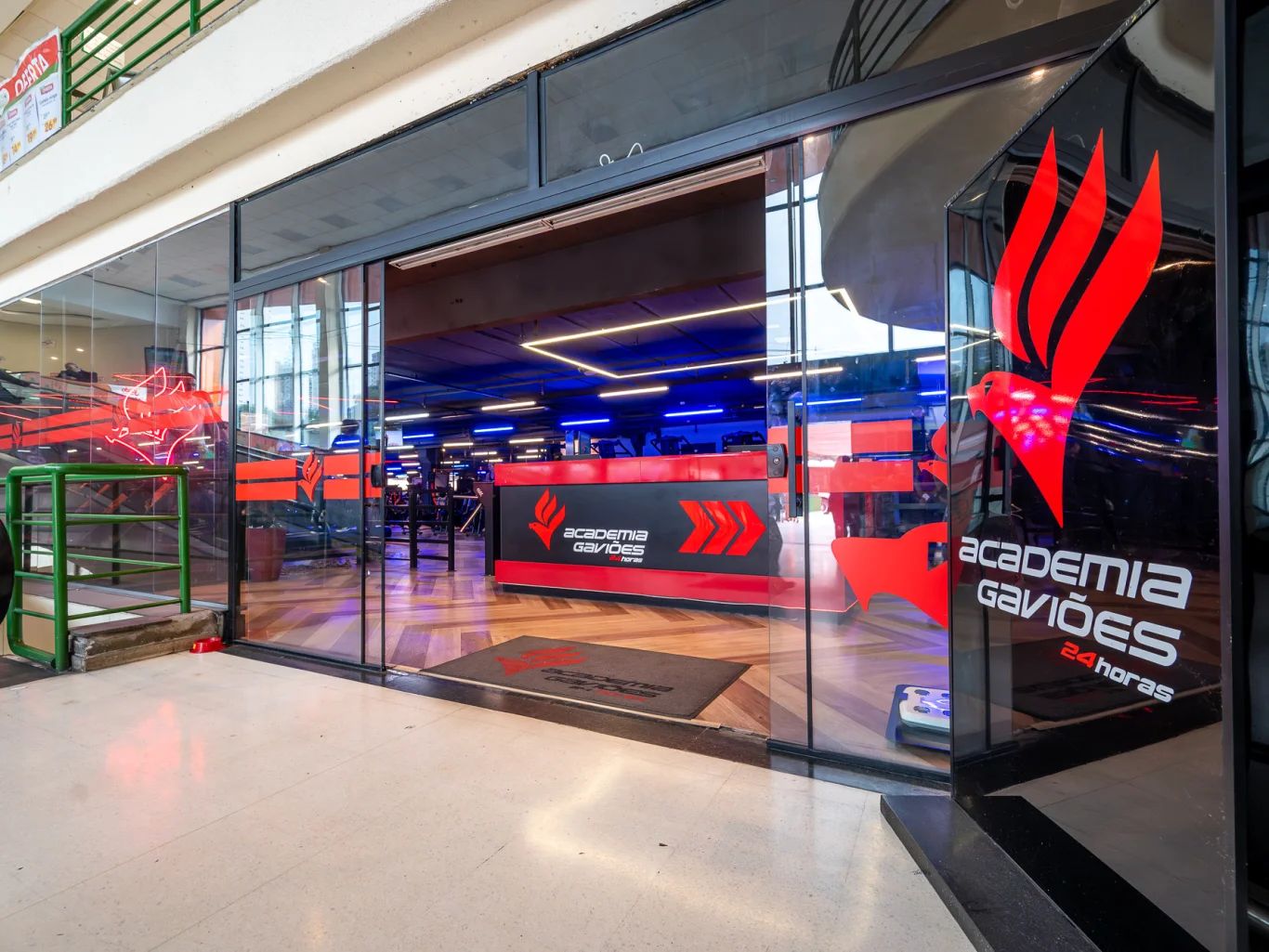 Entrada da Academia Gaviões em pele de vidro dentro de shopping, obra da RGK