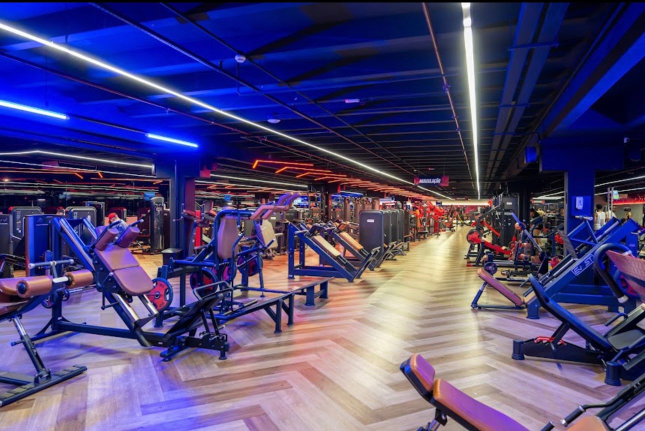Salão de musculação com iluminação azul