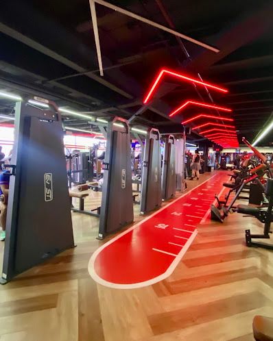 Sala de aulas funcionais com revestimento vermelho e iluminação cenográfica