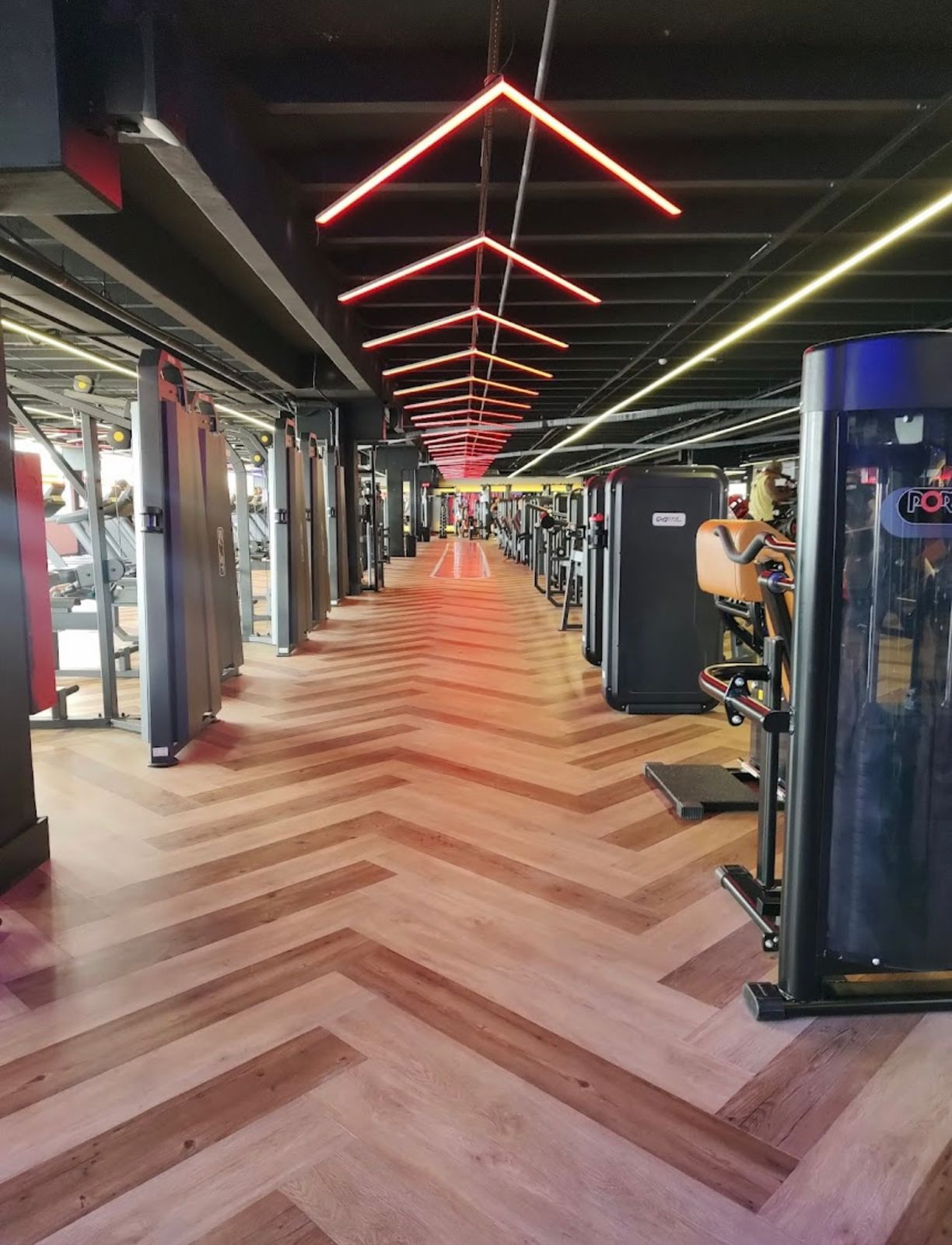 Corredor de academia com forro de LED vermelho em chevron